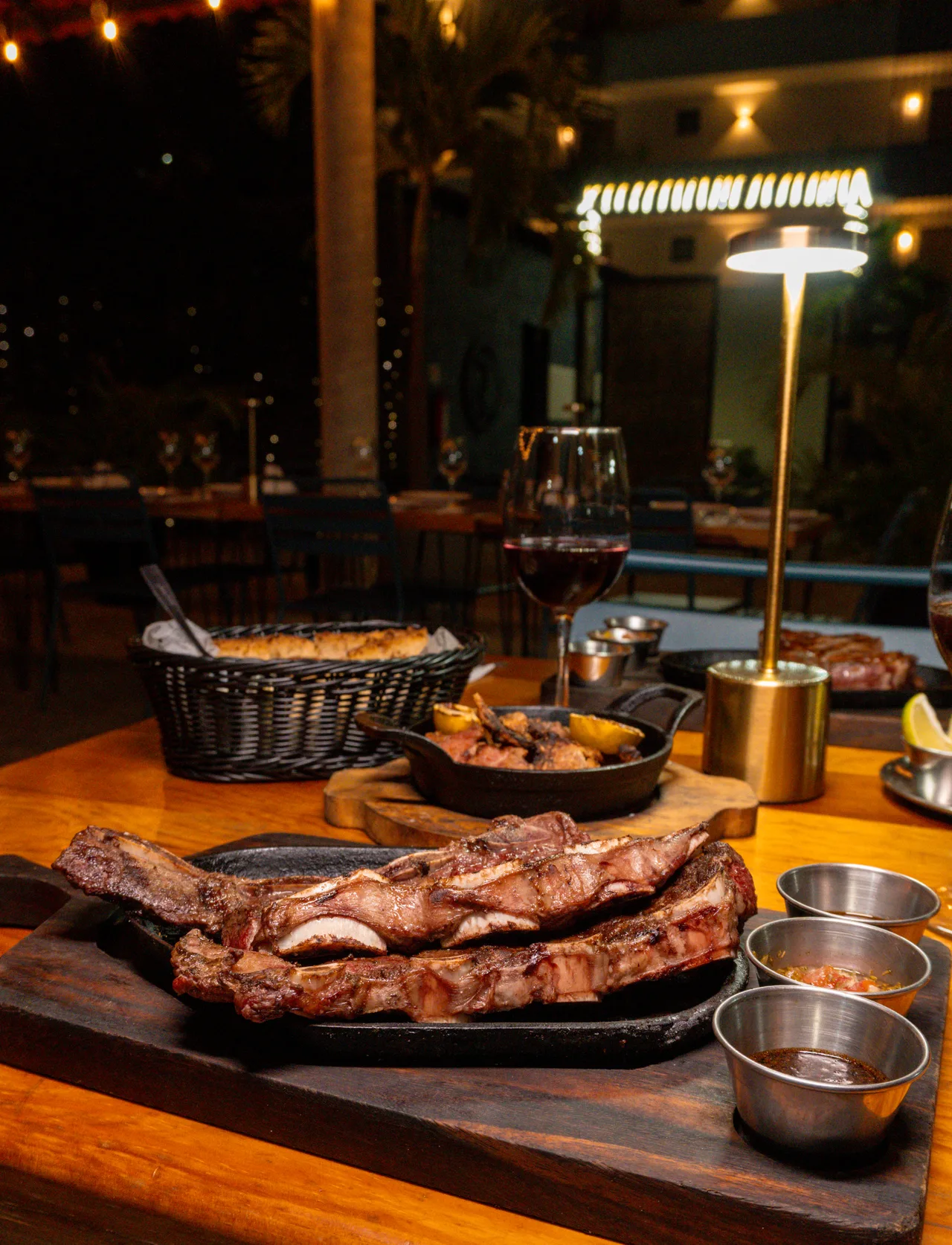 Cortes a la parrilla servidos en la mesa de Criollo Restó